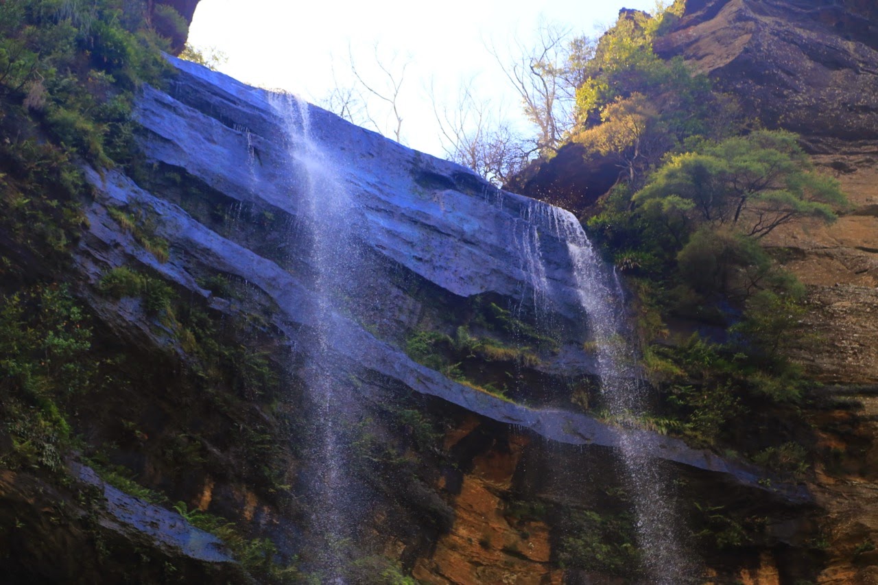 Chute d’eau sur une paroi rocheuse