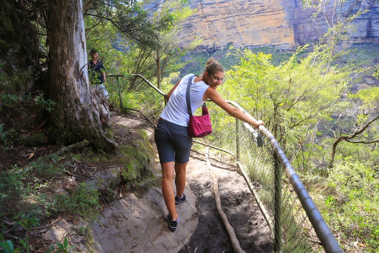 Randonneuse sur un sentier à rampe