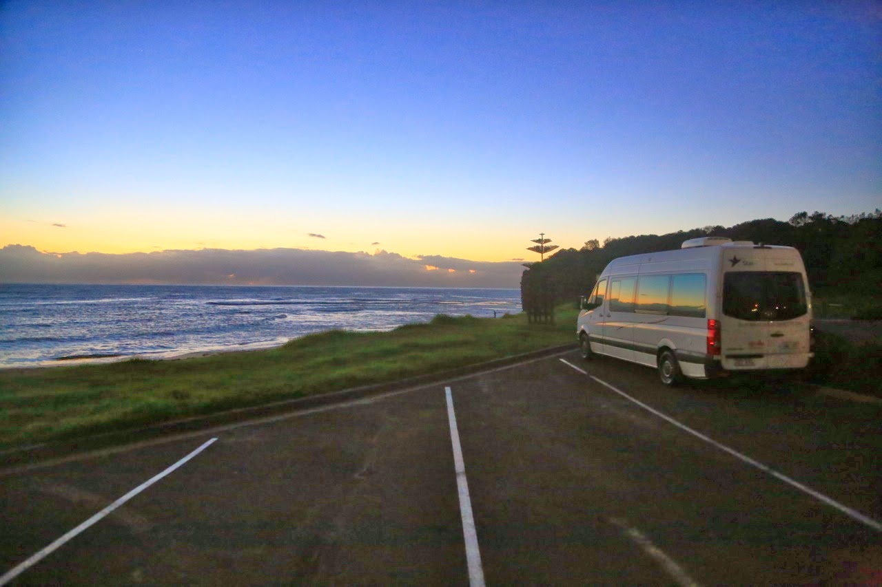 Notre campervan garé face à la mer au lever du jour