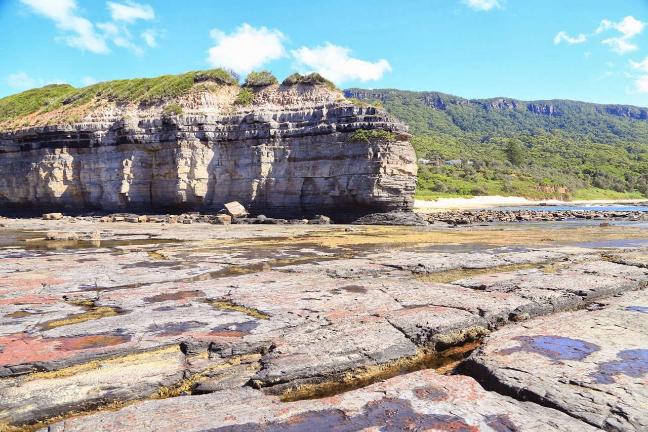 Falaise et dalles rocheuses en bord de mer