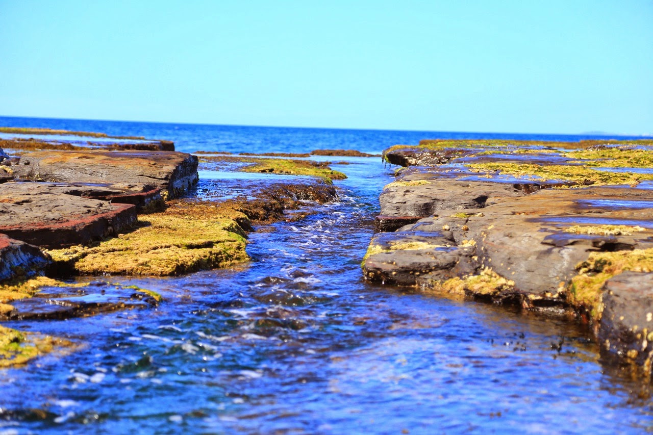 Chenal d’eau entre les rochers plats