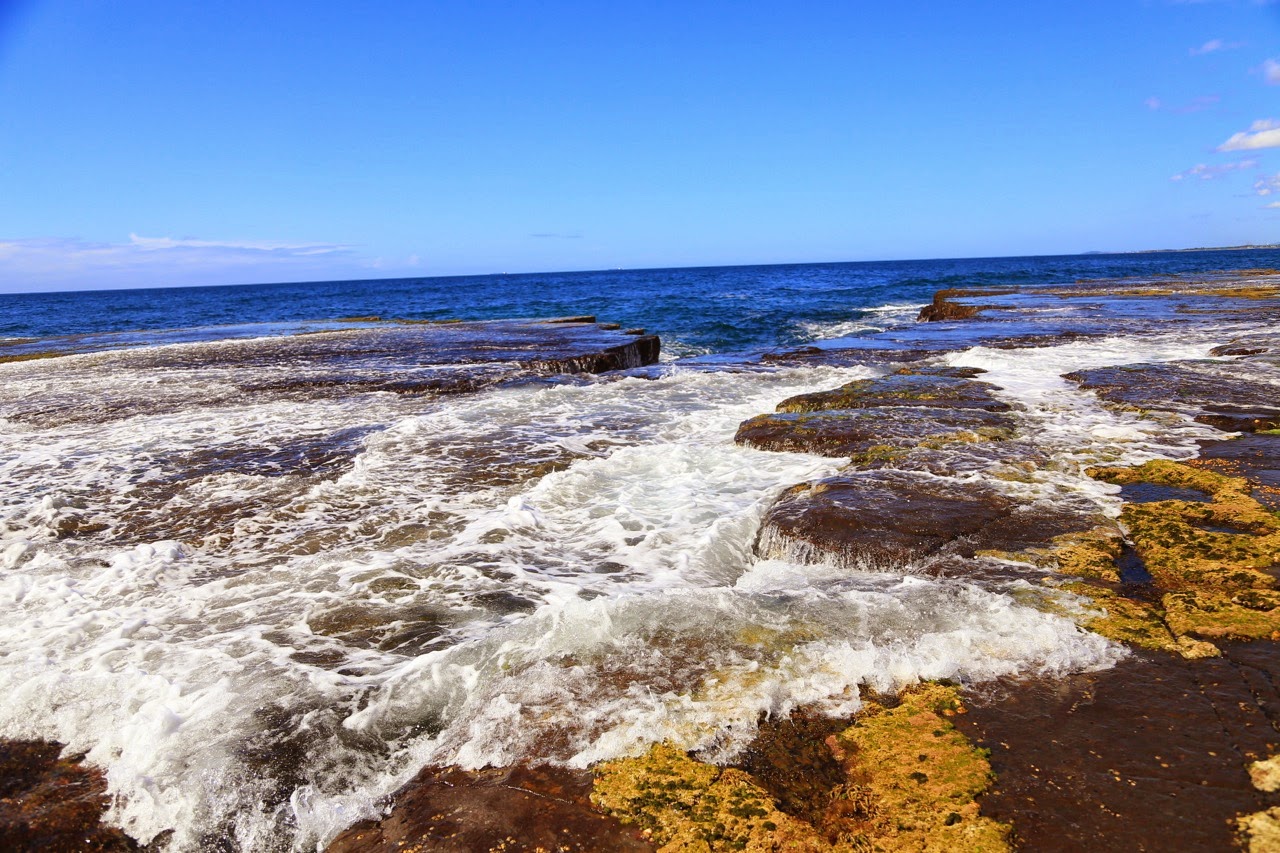 Vagues sur la plage de rochers