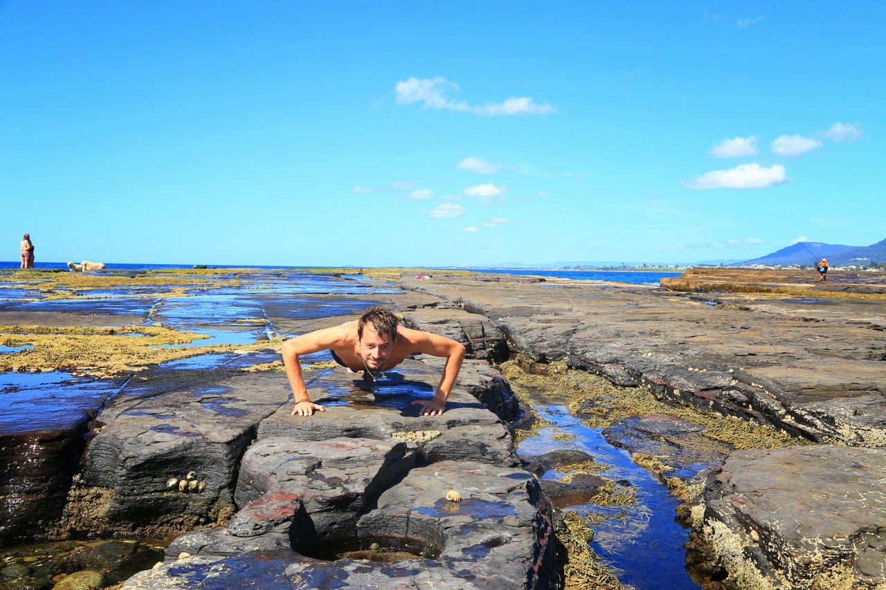 Pompes matinales sur la plage de rochers