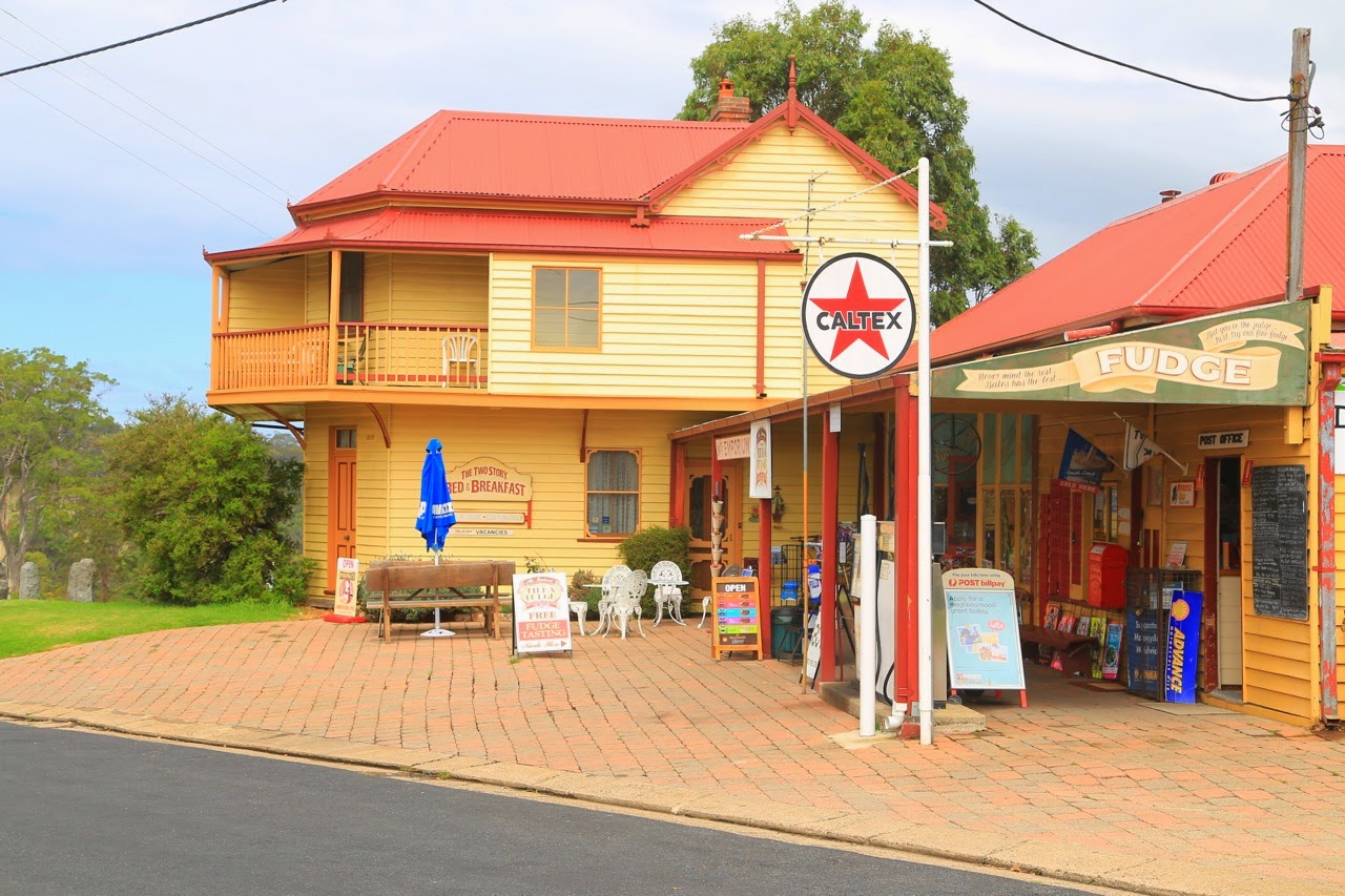 Ancienne station-service colorée de Central Tilba