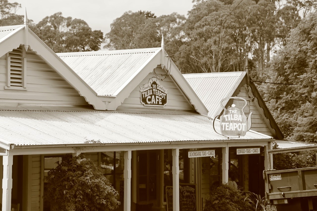 Façade en bois en noir et blanc
