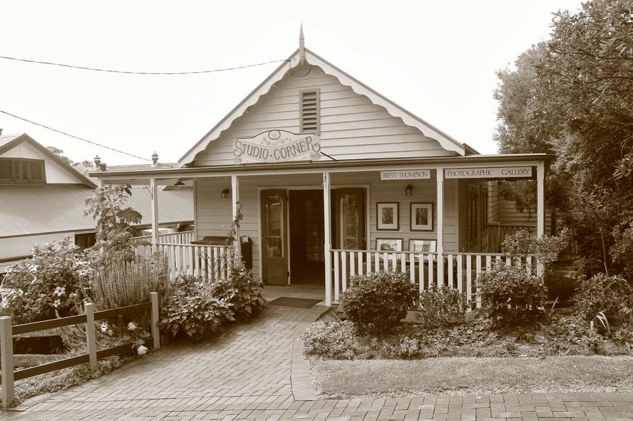 Maison en bois à véranda en noir et blanc