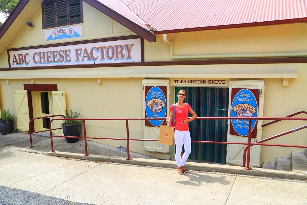 Devant l’ABC Cheese Factory