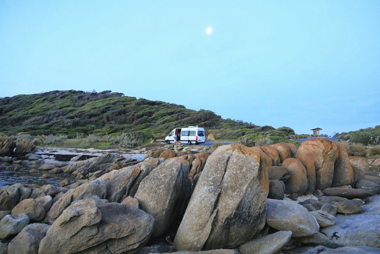 Notre campervan derrière les rochers au clair de lune