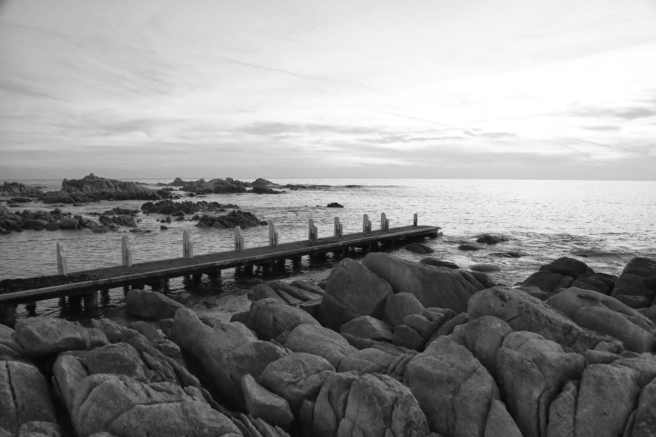 Rampe à bateaux et rochers en noir et blanc