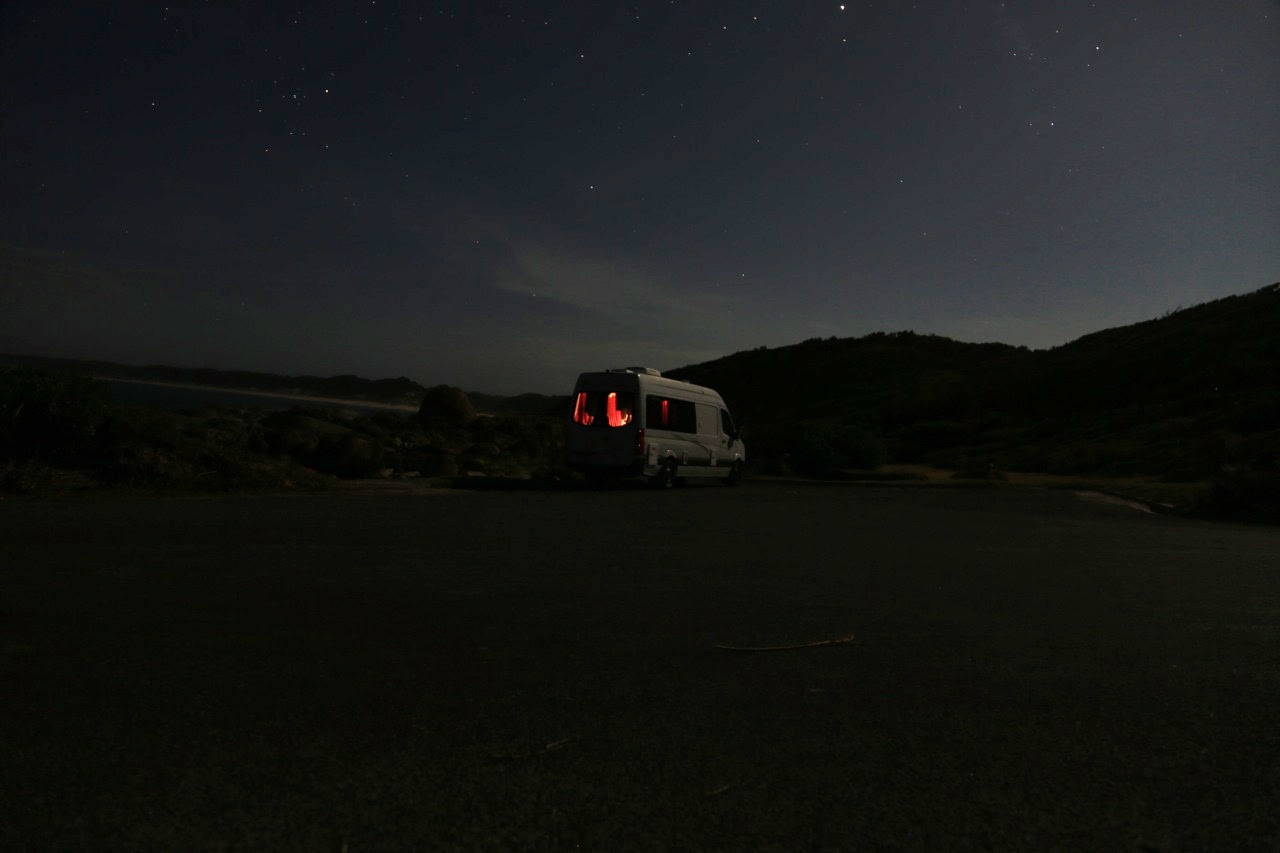 Notre campervan éclairé dans la nuit