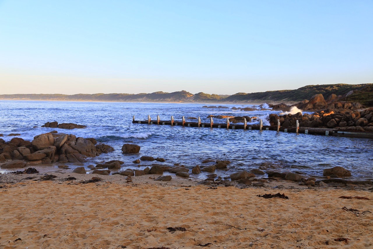 Rochers et plage au petit matin