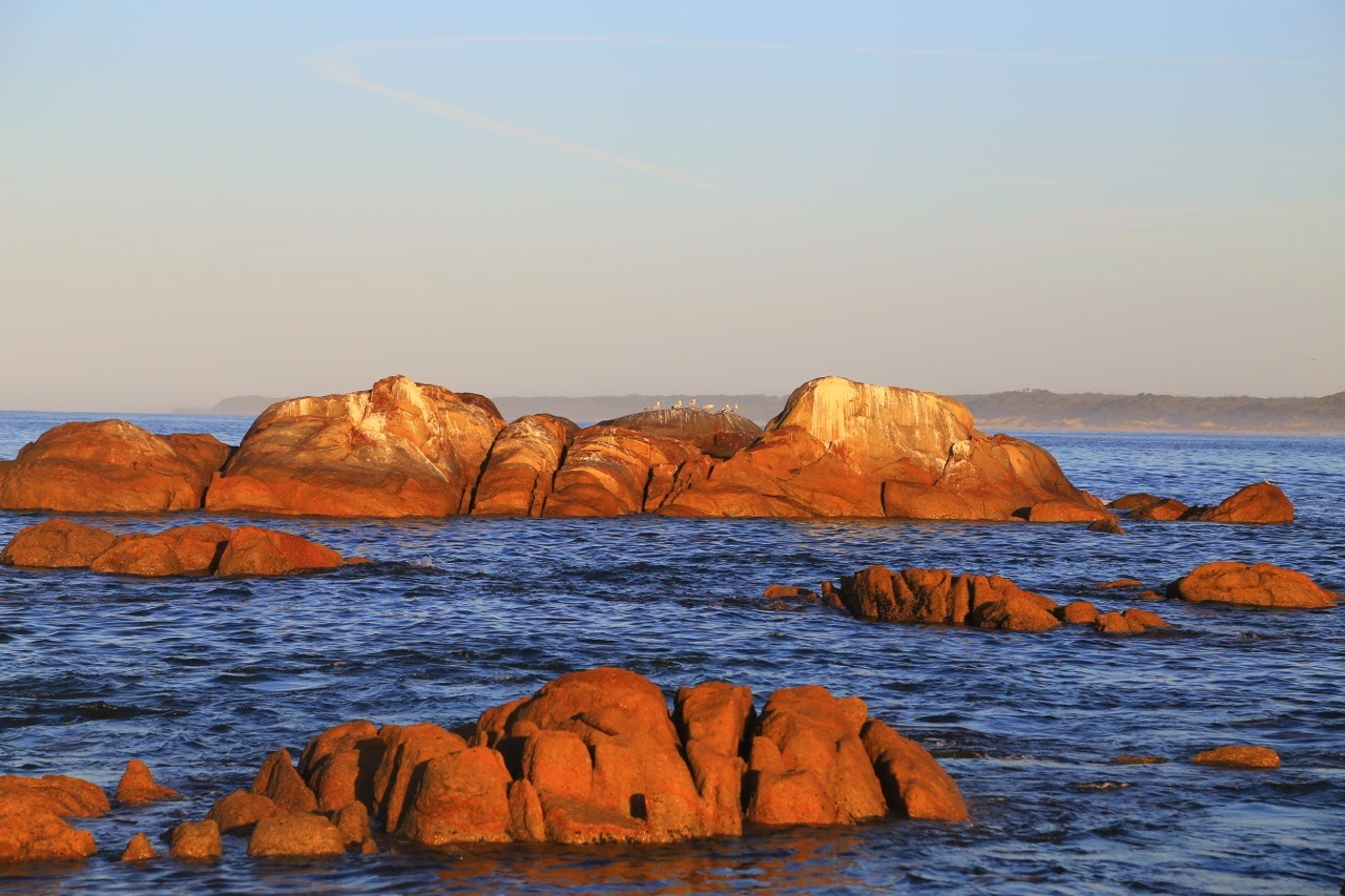Rochers rouges baignés par la lumière du matin