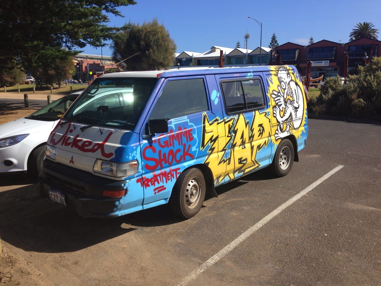 Van de location tagué sur un parking