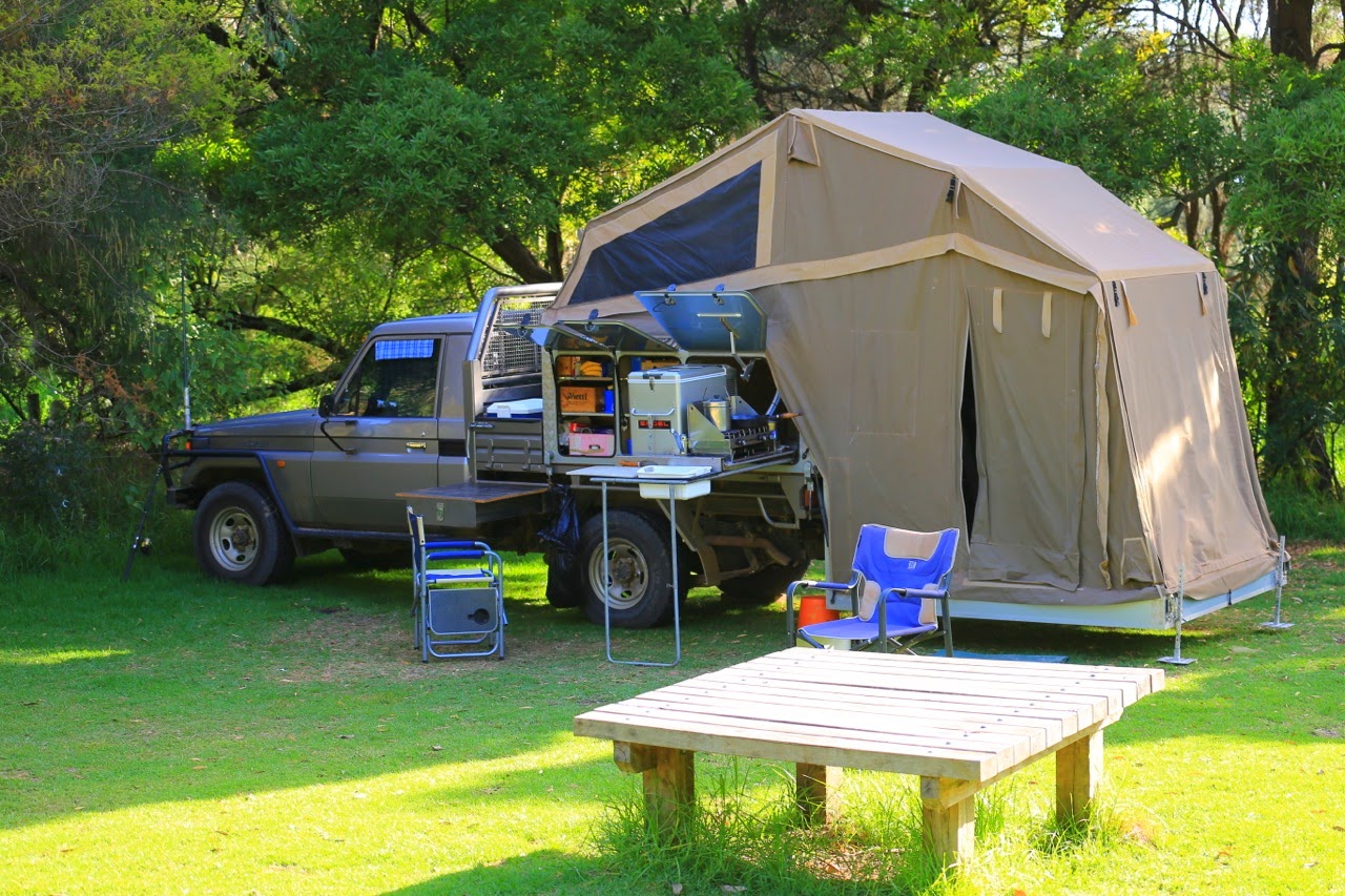 Tente dépliée sur la remorque d’un 4x4