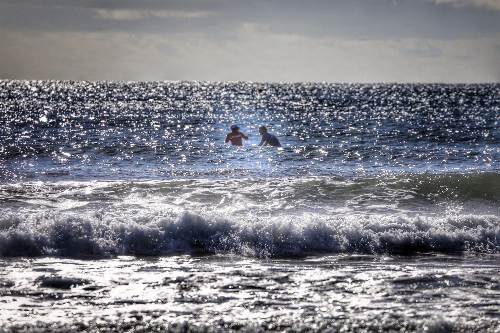 Surfeur dans les vagues à contre-jour