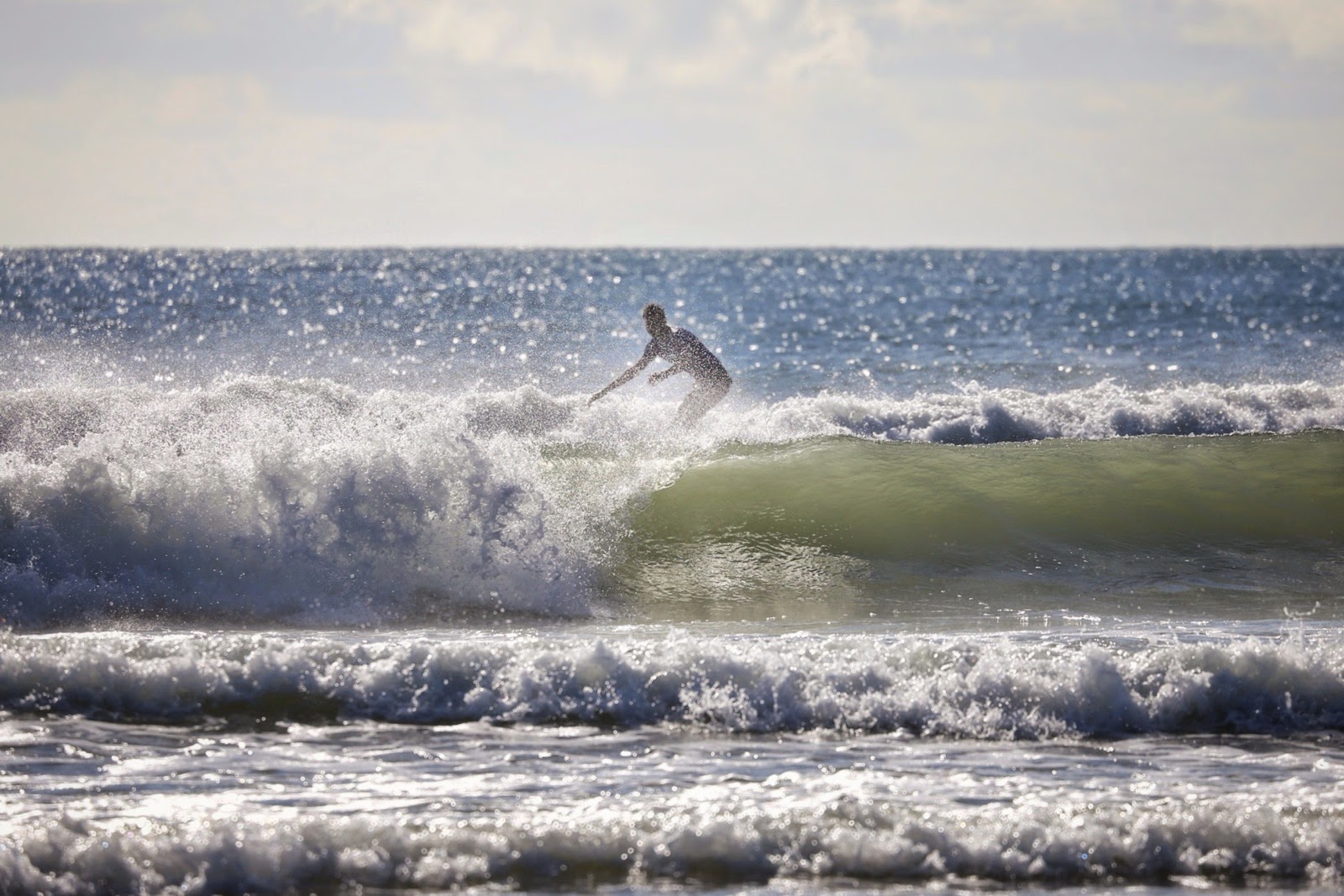 Surfeur sur une vague déferlante
