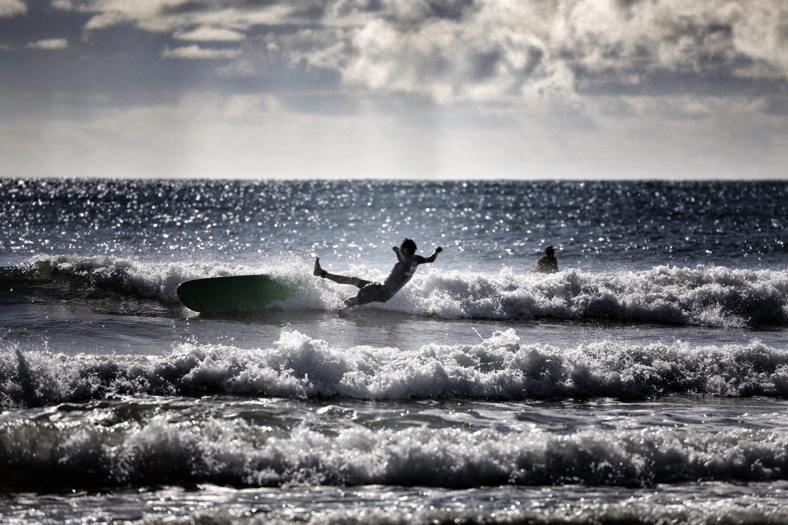 Glisse sur une vague en noir et blanc