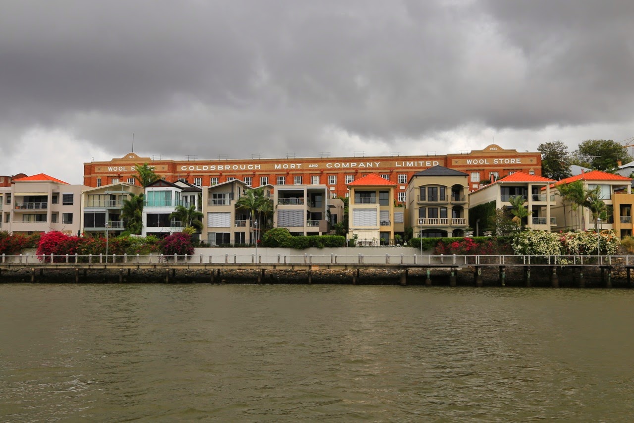 Anciennes fabriques reconverties au bord de la rivière