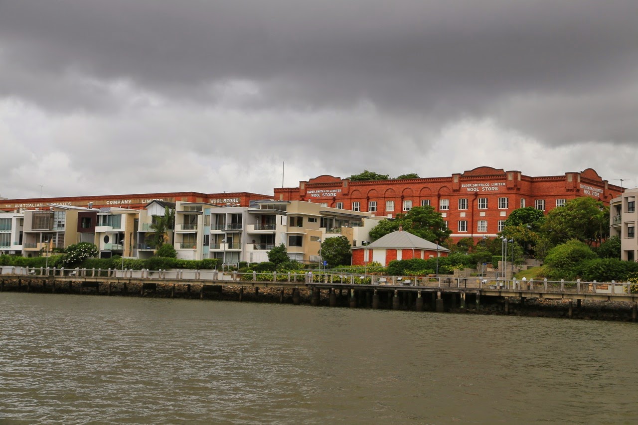 Lofts et maisons au bord de la rivière