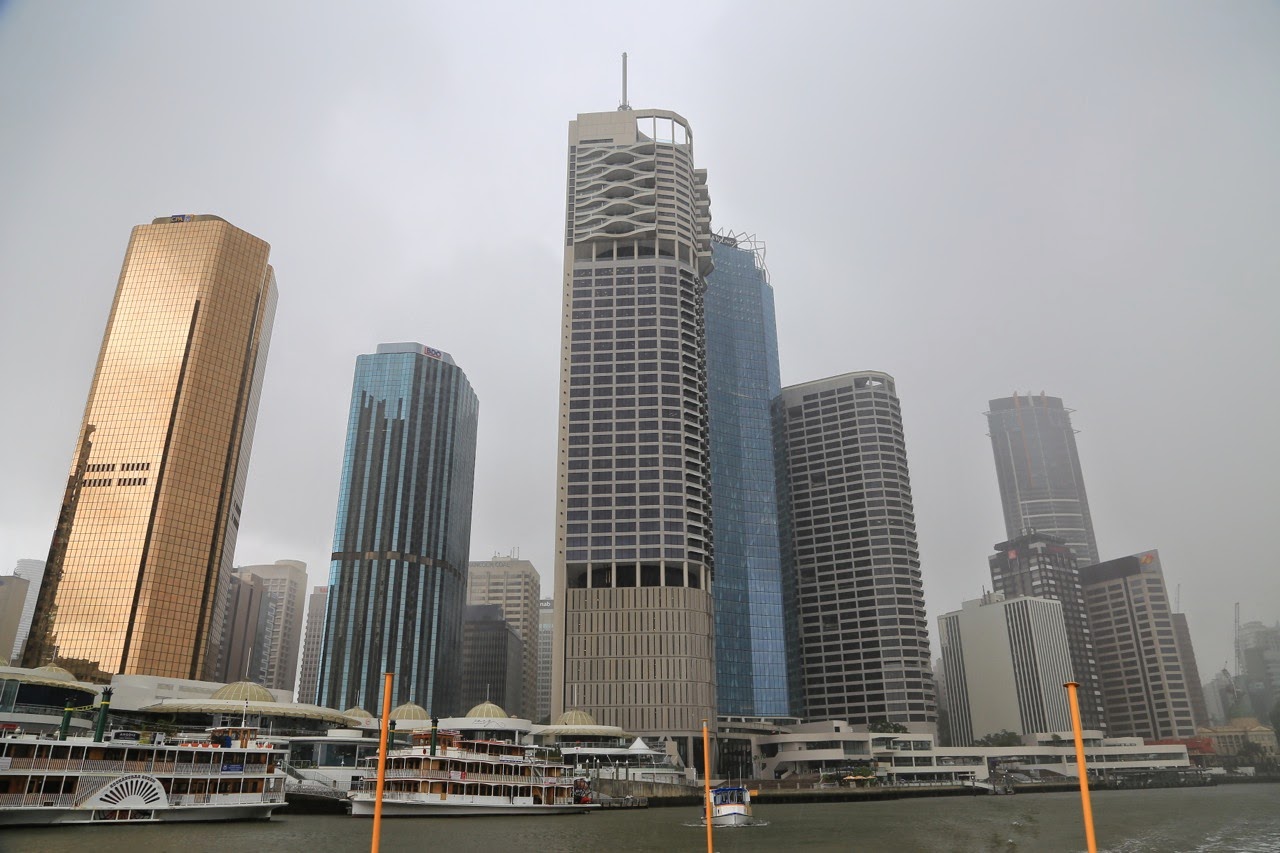 Gratte-ciel du CBD sous un ciel gris