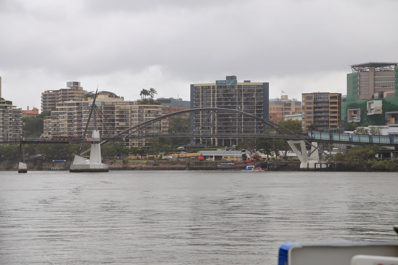 Rive de la Brisbane River sous un ciel gris