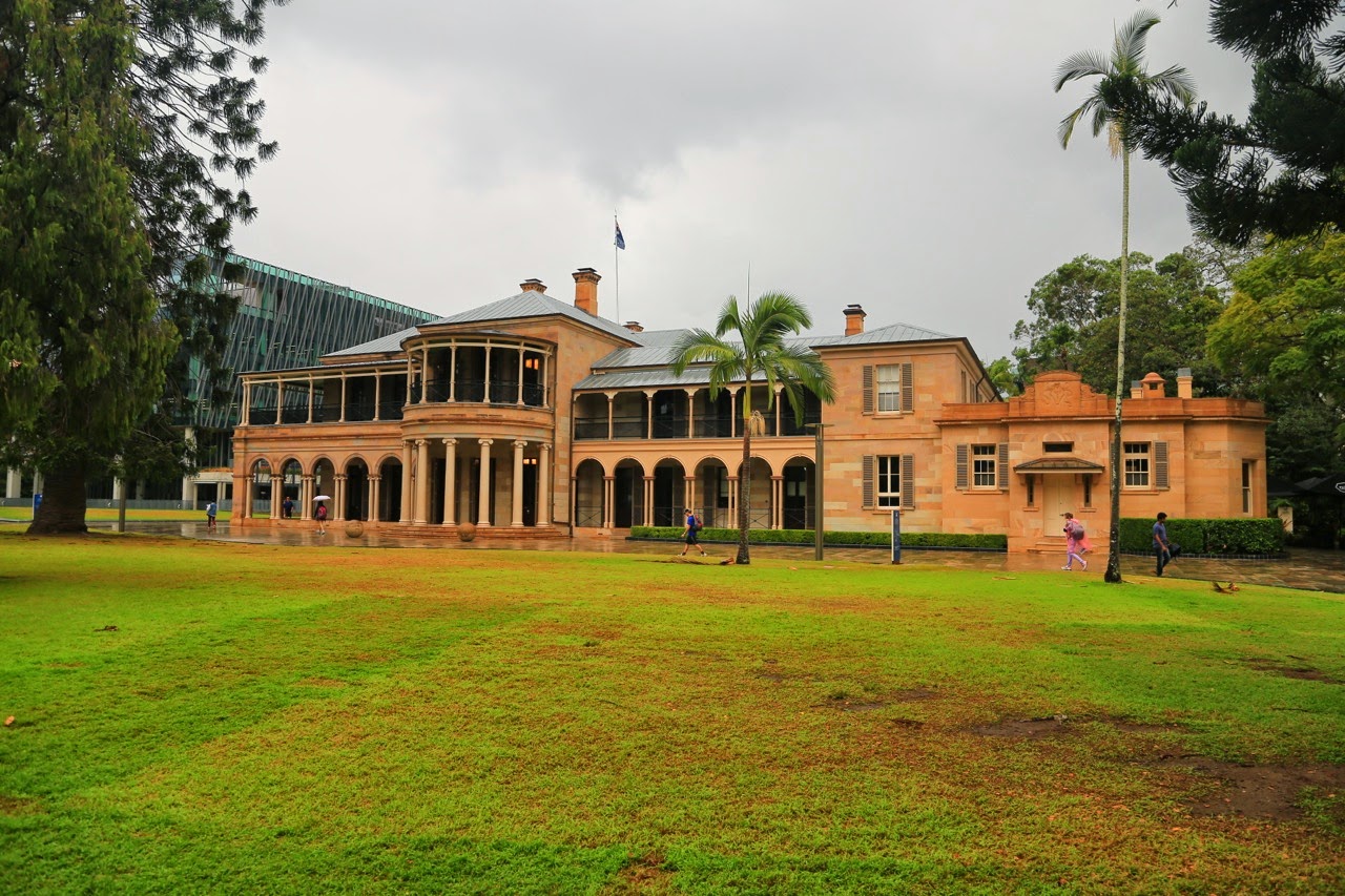 Maison coloniale à véranda sur une pelouse