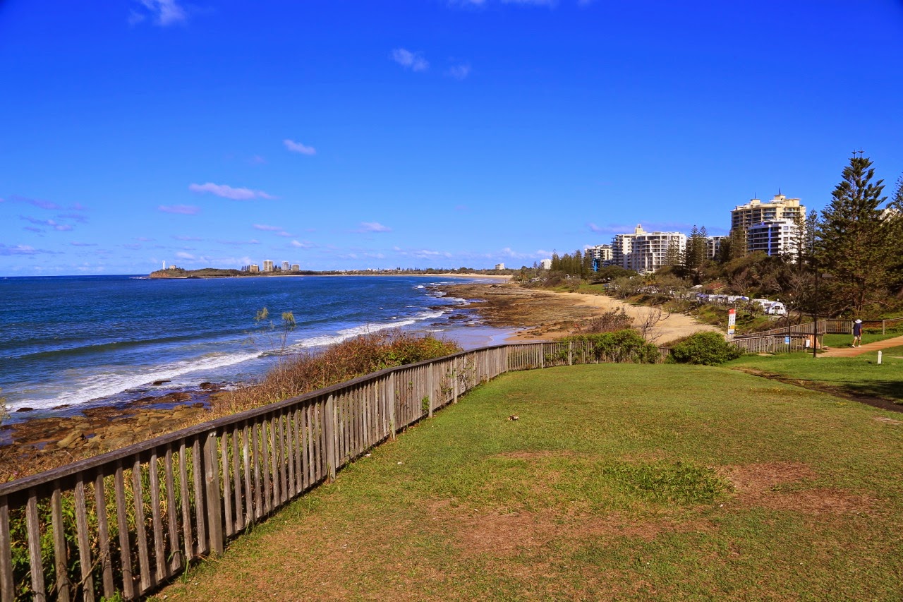 Promenade en bord de mer et clôture en bois