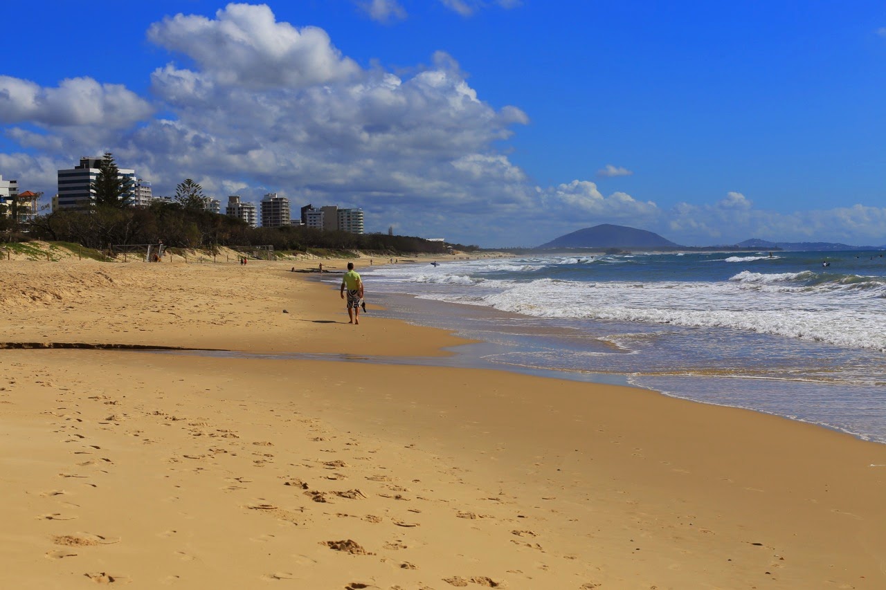 Plage d’Alexandra Headland et immeubles au loin
