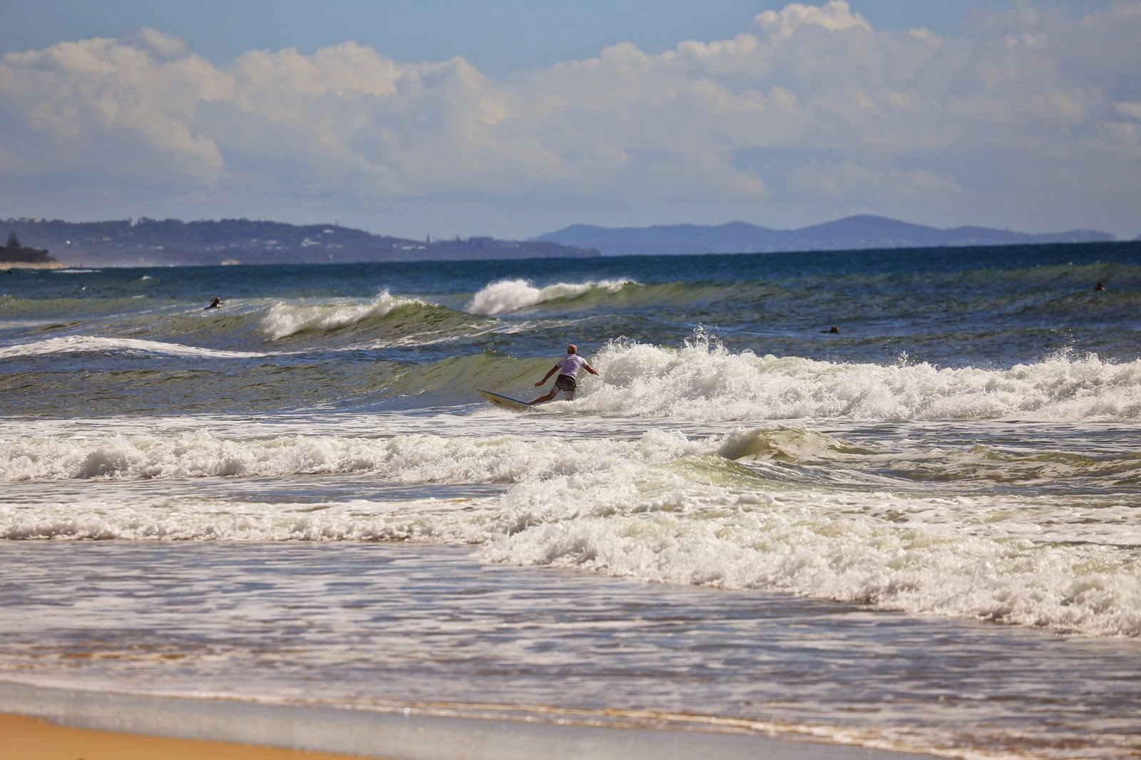 Vagues sur la plage de la Sunshine Coast