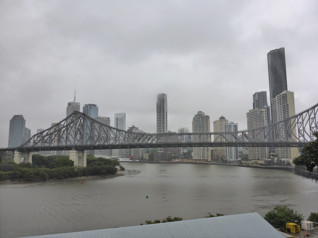 Le Story Bridge et les tours de Brisbane sous la pluie