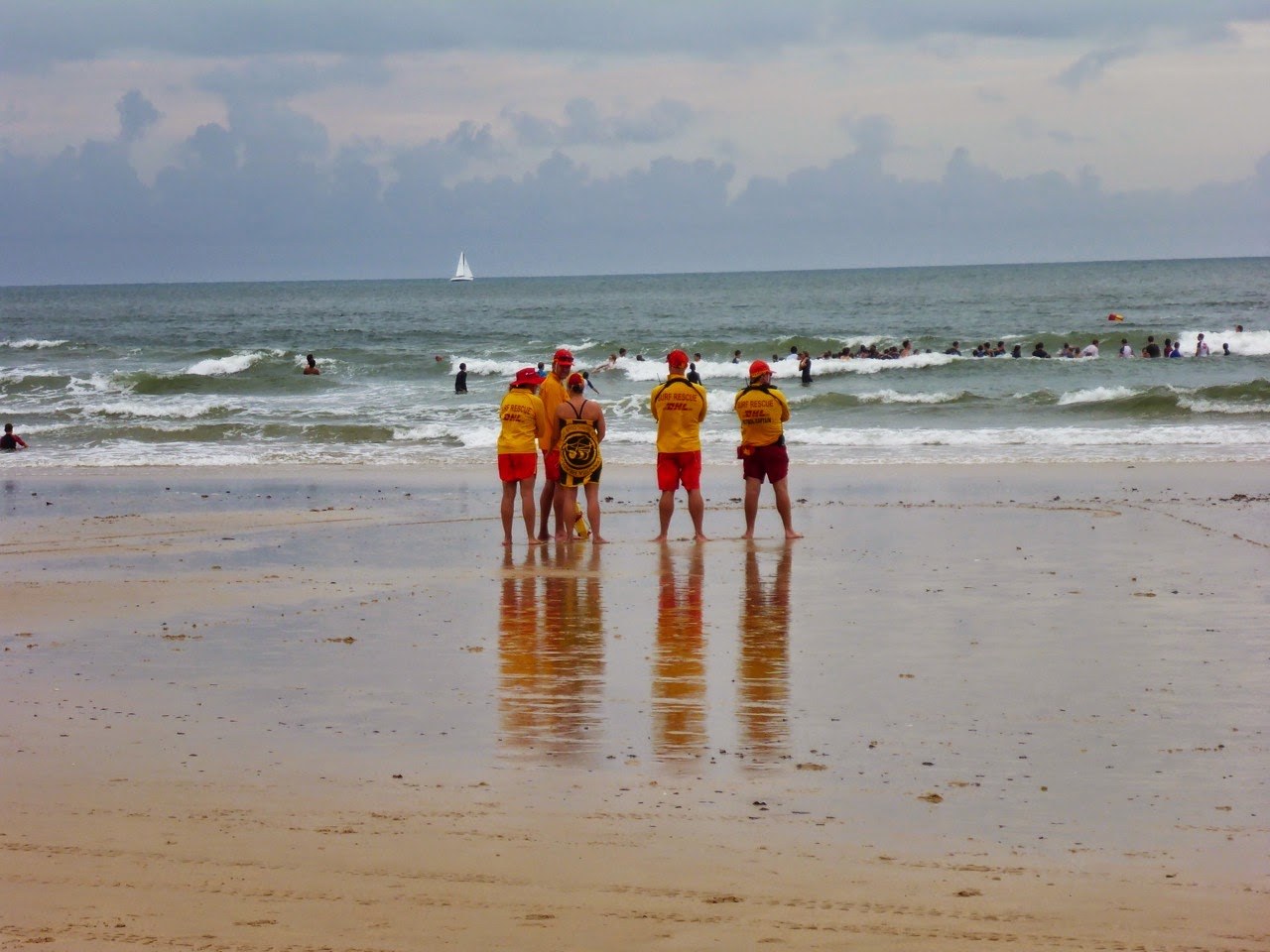 Sauveteurs sur la plage sous un ciel gris