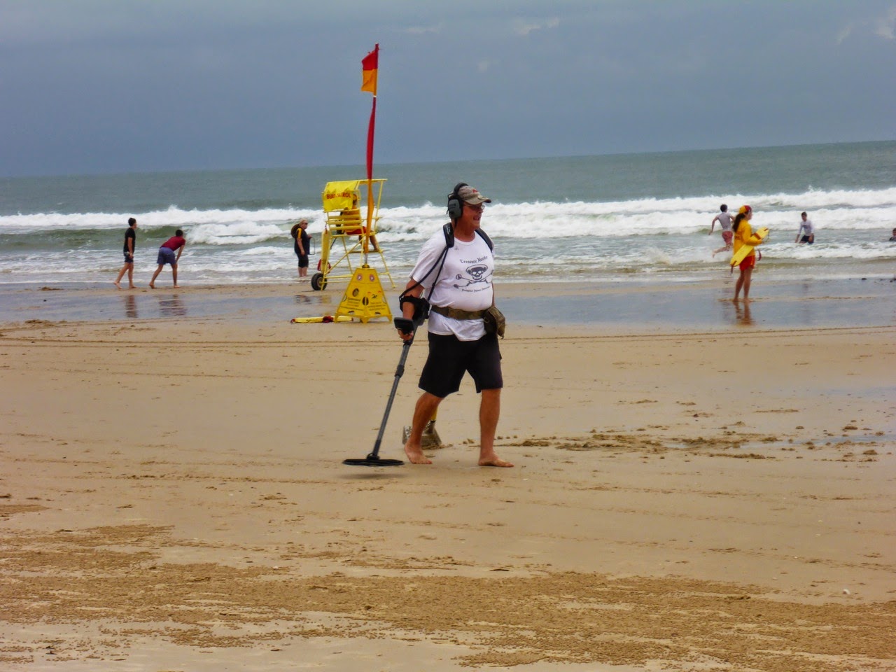 Chercheur de métaux sur la plage