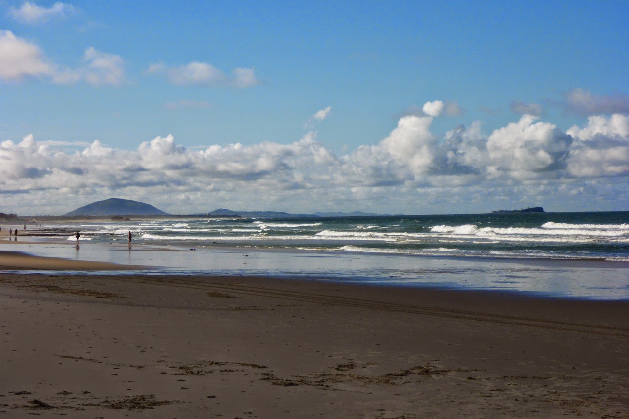 Longue plage sous les nuages
