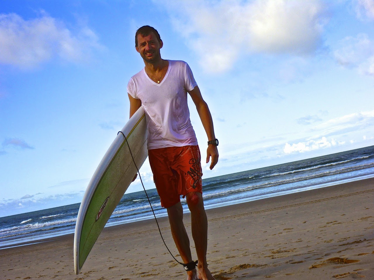 Surfeur débutant avec sa planche