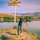 Panneau indicateur au bord d’un lac au coucher du soleil