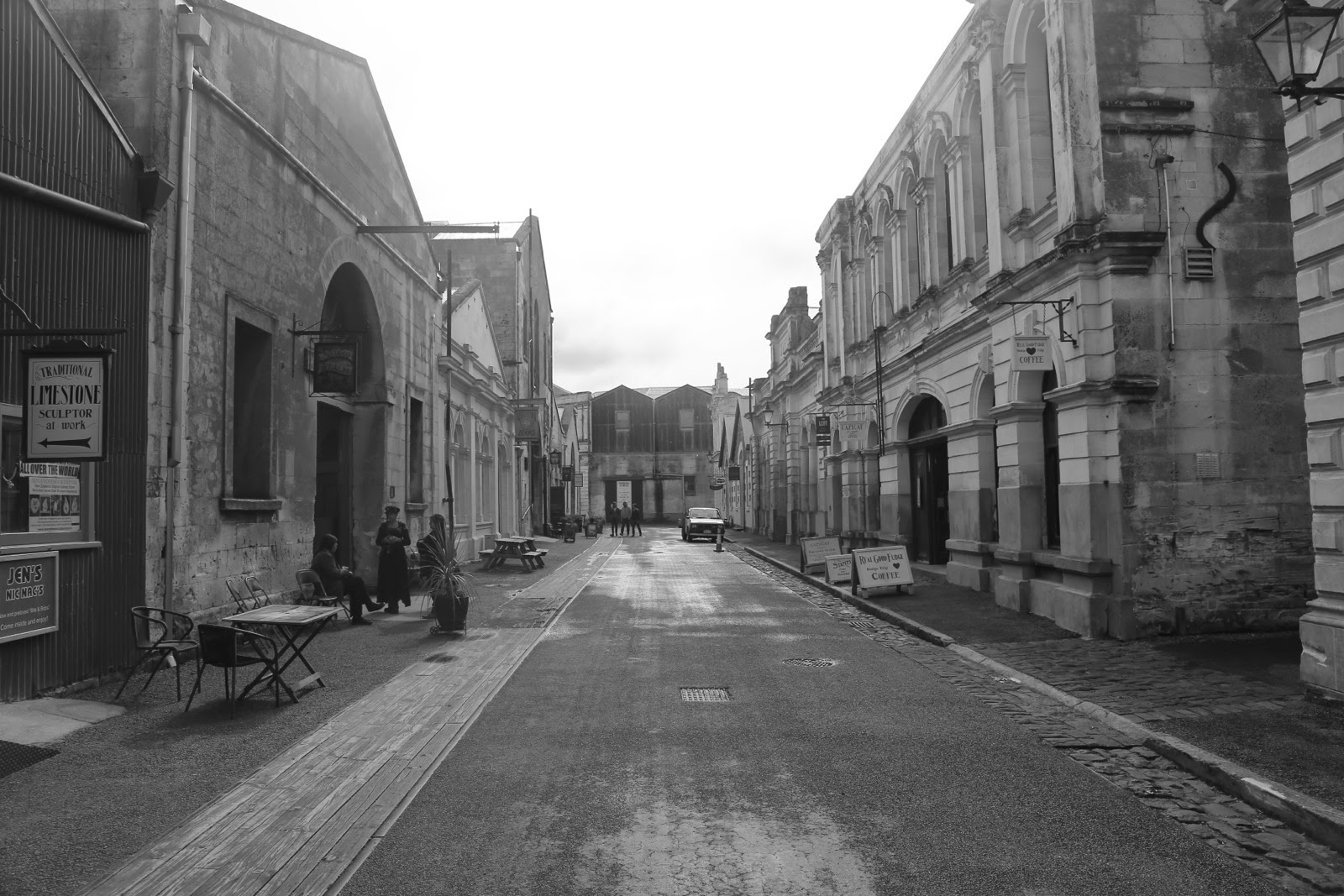 Rue victorienne d’Oamaru en noir et blanc