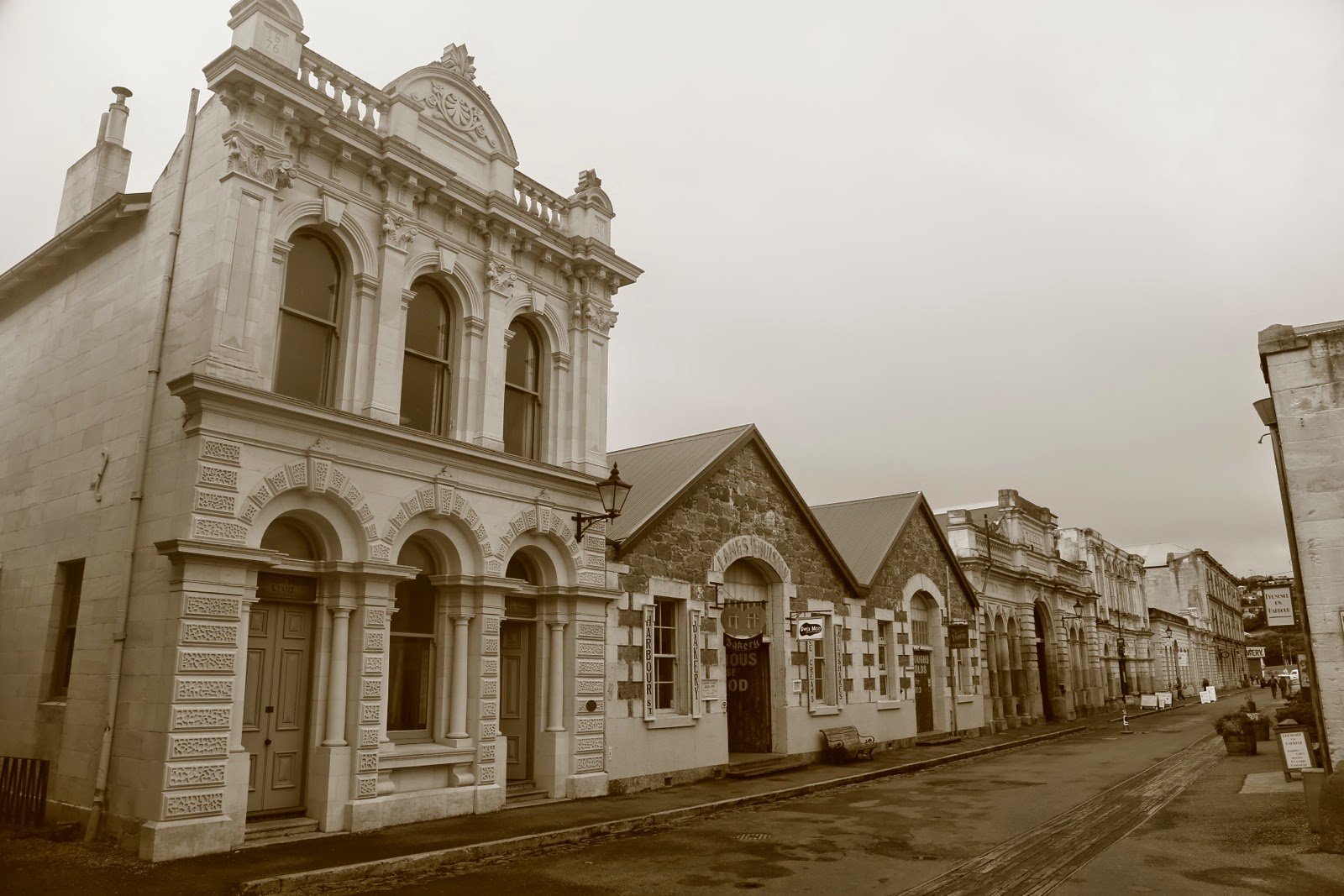 Rue de bâtiments victoriens en sépia