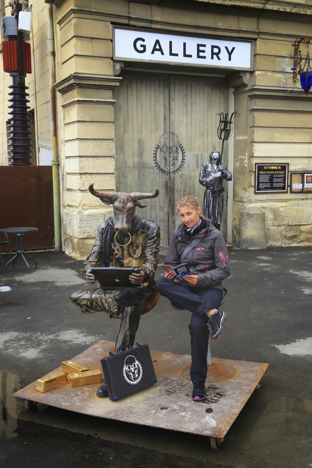 Pause à côté d’une sculpture steampunk
