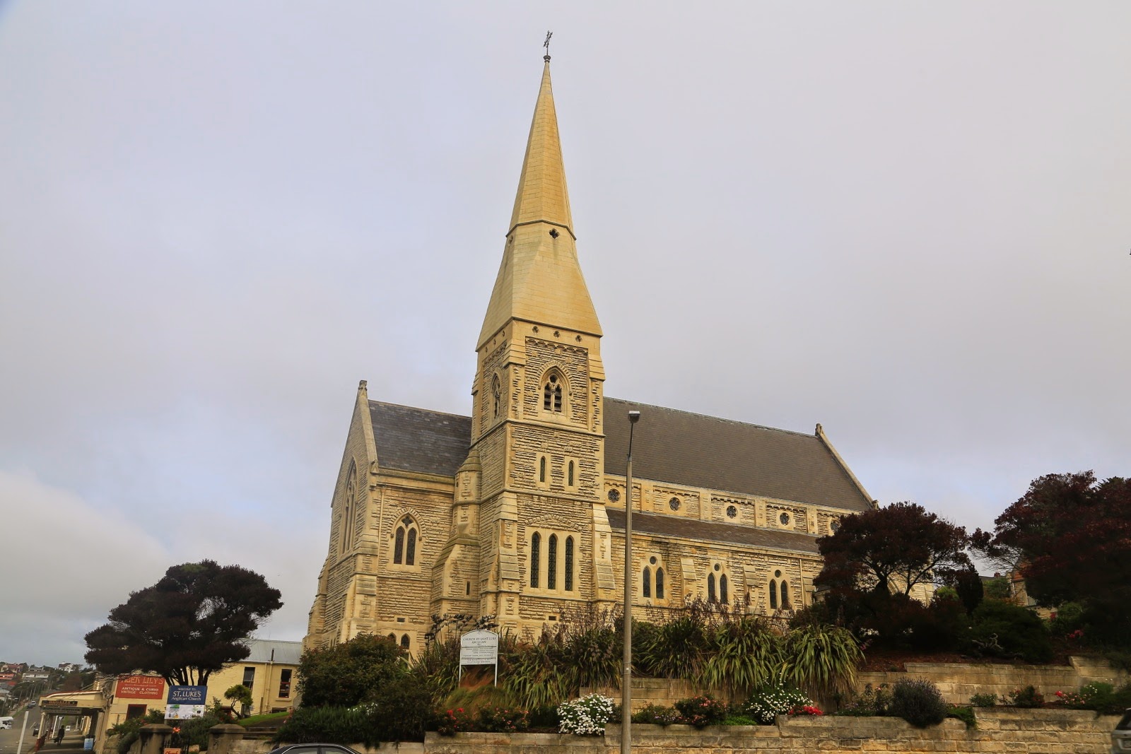Église en pierre à clocher pointu