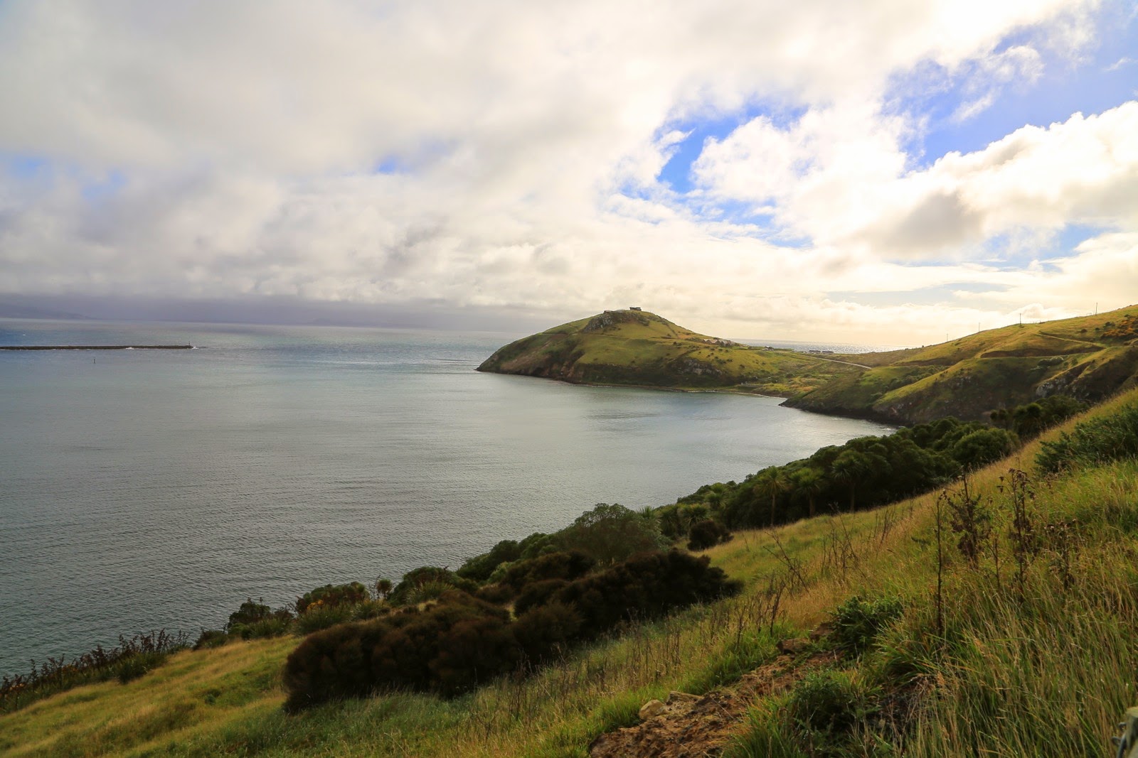Collines et baie sous les nuages
