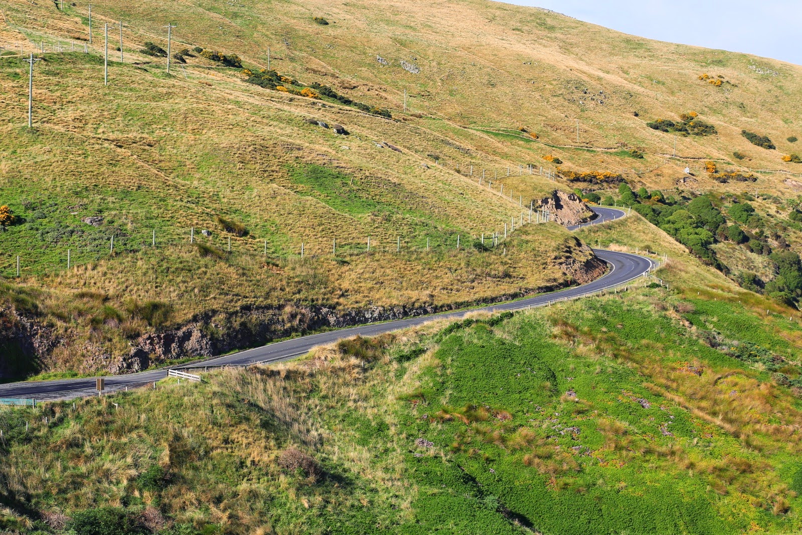Route sinueuse dans les collines