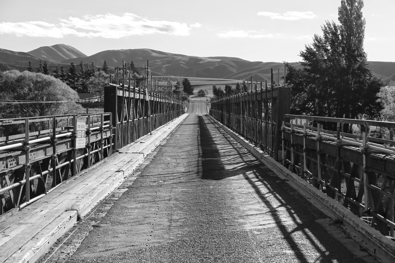 Pont suspendu en noir et blanc