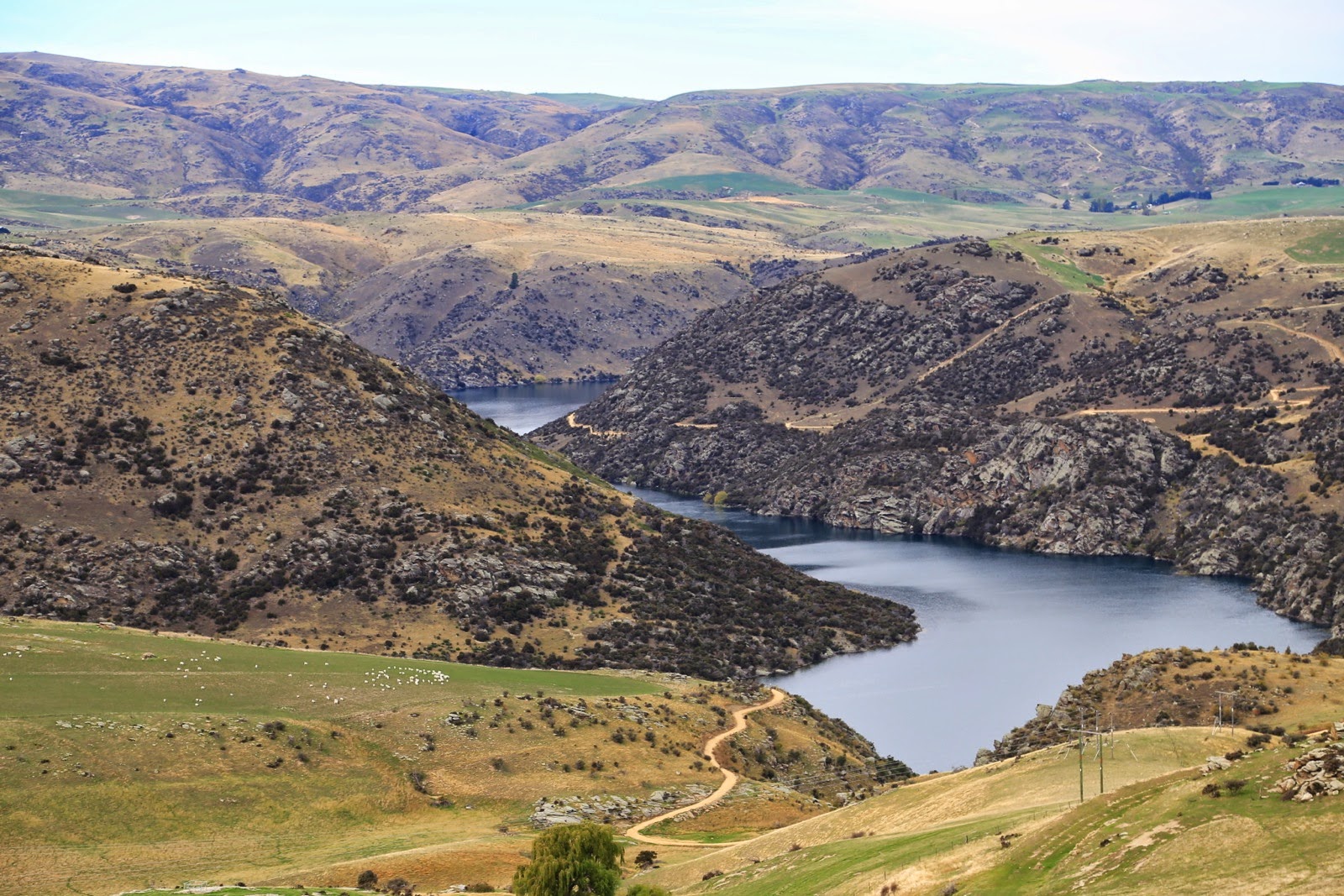 Lac et collines arides