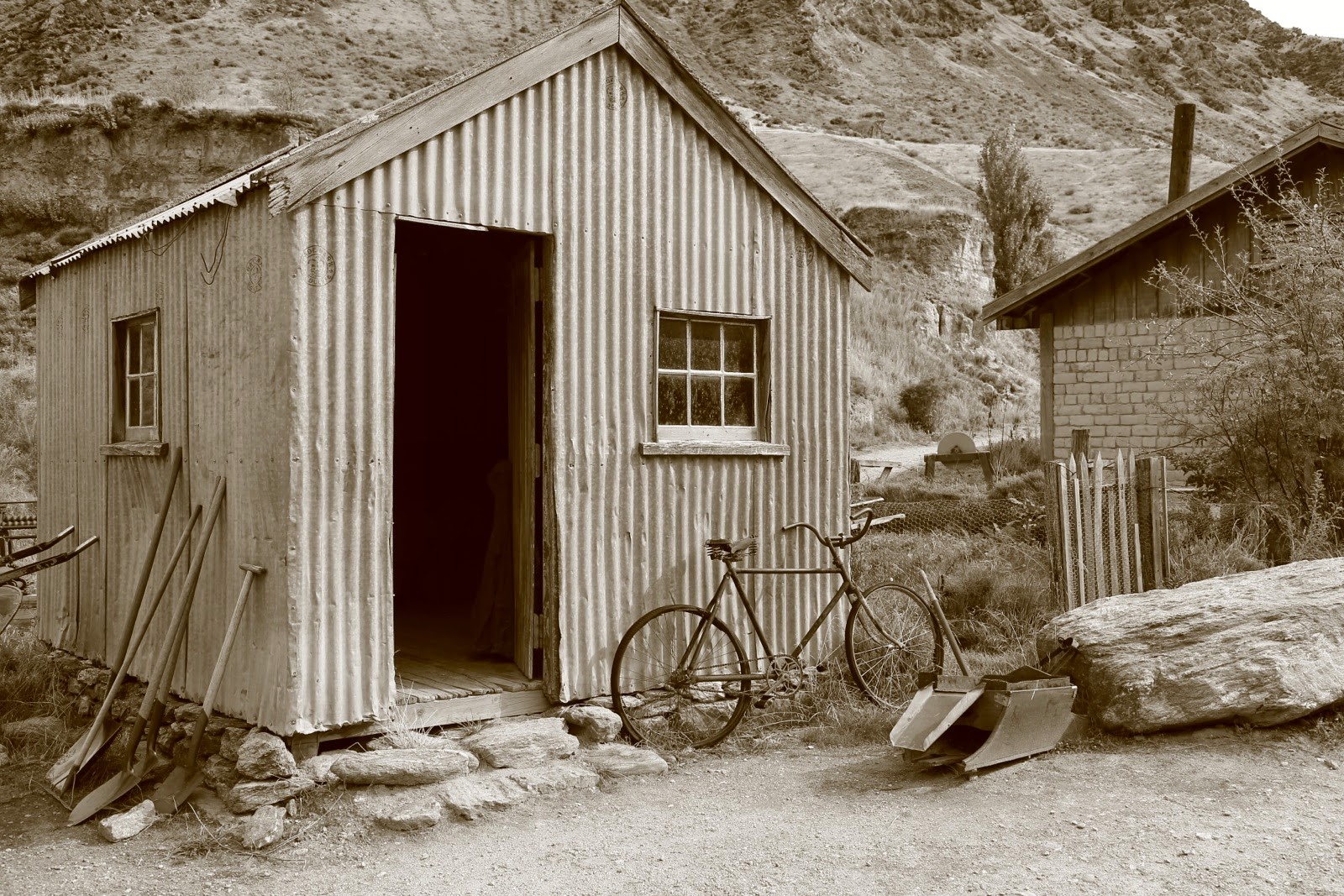 Cabane de mineur et vieux vélo