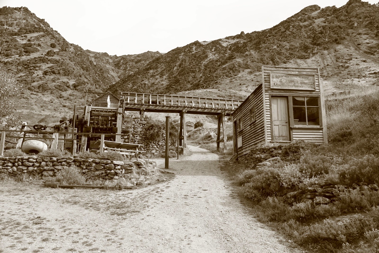 Bâtiments de la mine d’or en sépia