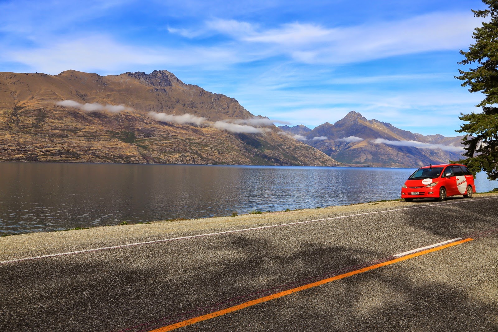 Notre campervan au bord du lac Wakatipu