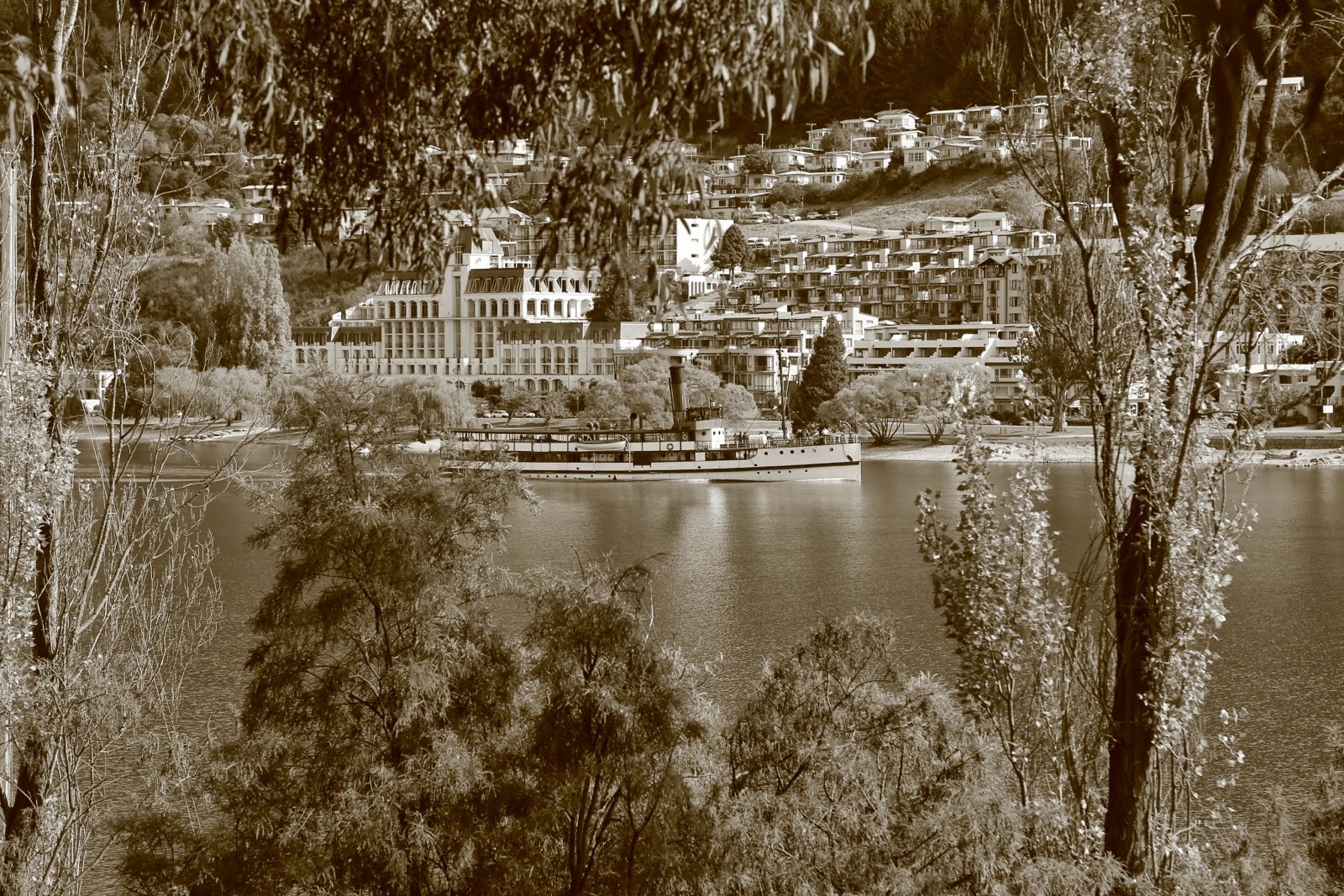 Front de lac de Queenstown en sépia
