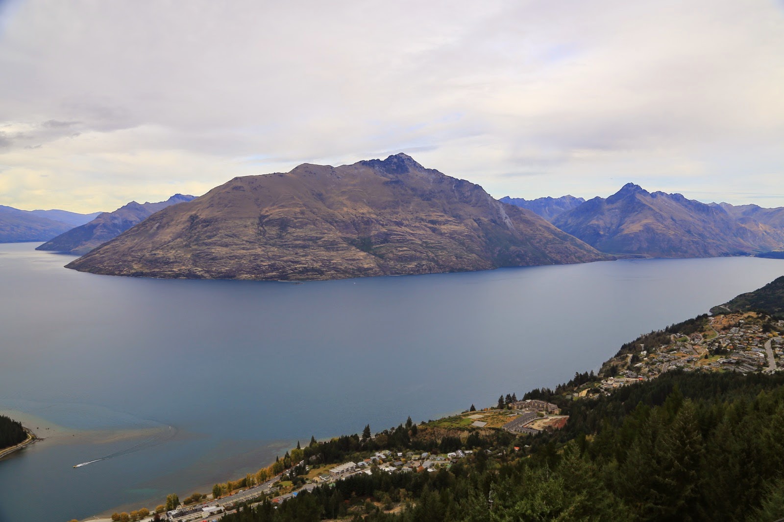 Montagnes plongeant dans le lac Wakatipu
