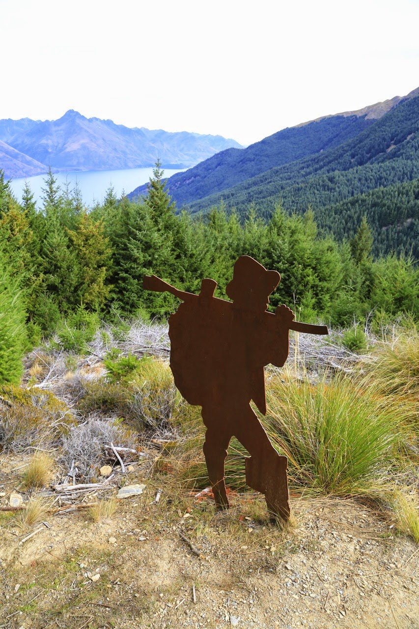 Silhouette en bois d’un randonneur