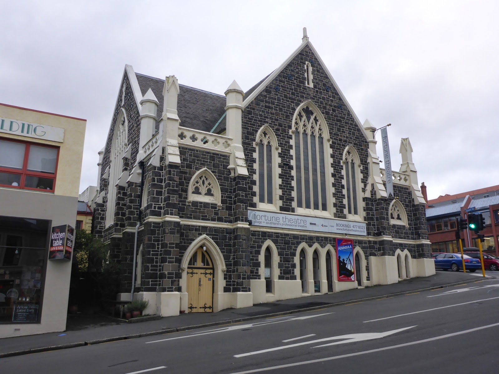 Église néo-gothique en pierre sombre